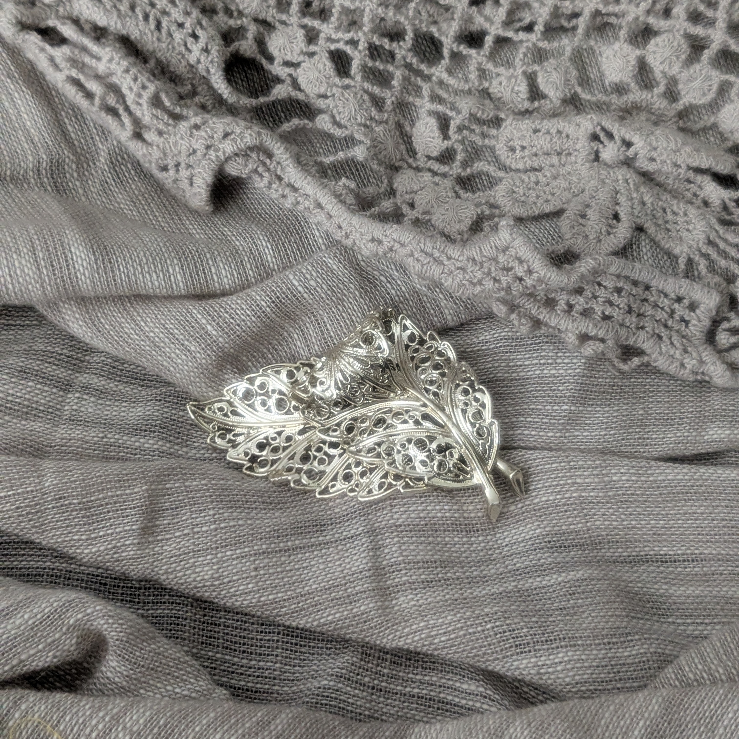 Elegant Silver Lisner Leaf Brooch 13$